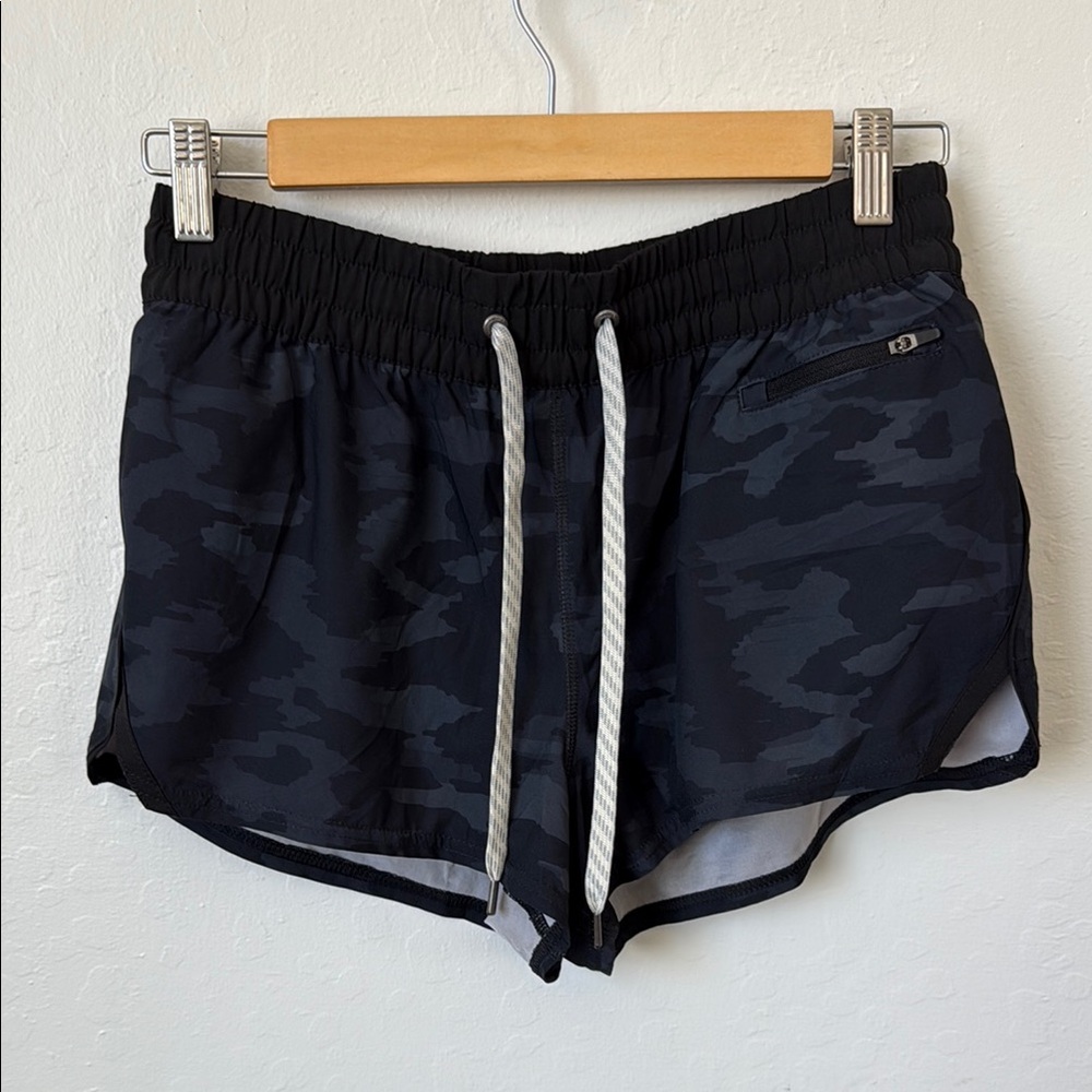 Vuori Clementine shorts. Size medium, 2.5” inseam. Watercolor camo